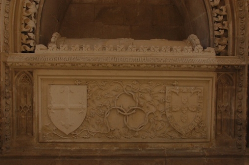 La tombe du saint Infant dans la chapelle royale du monast&egrave;re de Batalha, charg&eacute;e de sa devise de l&rsquo;aub&eacute;pine, du mot LE BIEN ME PLET, des armes de l&rsquo;ordre d&rsquo;Avis et de ses propres armes.