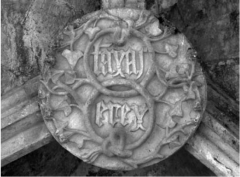 des redortes de lierre entourant le mot TANYAS EREY (TANT QUE JE SERAI) sur une clef  de voûte du Monastère de Batalha (photo. Humberto Nuno de Oliveira)