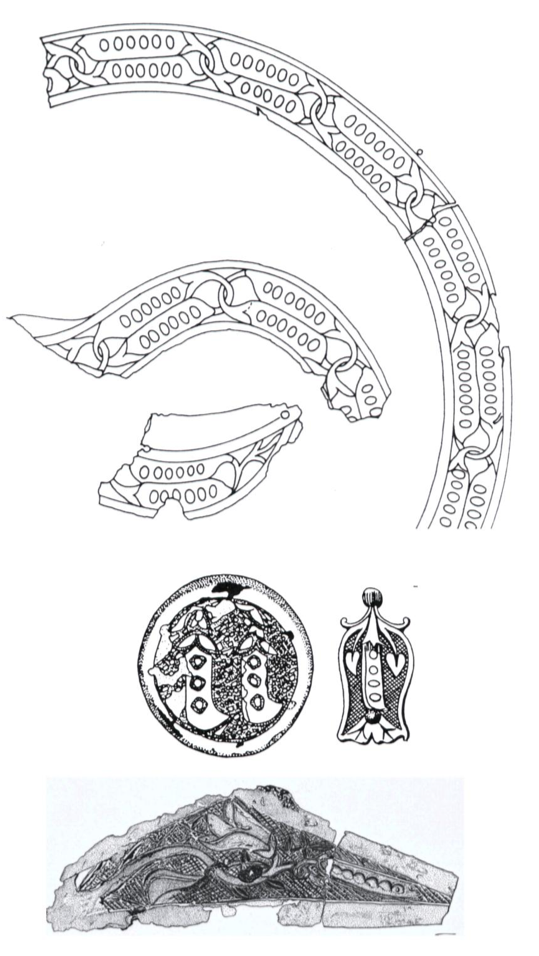 fragments de corni&egrave;res de selle et de pendant&nbsp;&agrave; la devise de la cosse de gen&ecirc;t trouv&eacute;s dans les fouilles du puits du Louvre. Paris, Mus&eacute;e du Louvre.