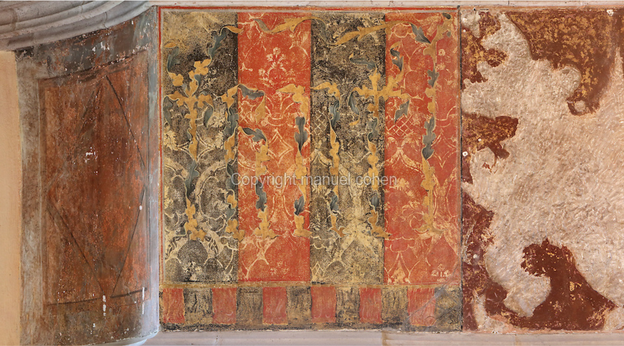 Le mot TANT L VAULT en lettres lambrequins d'or sur pal noir et rouge. Chemin&eacute;e de la grande salle du ch&acirc;teau de Ch&acirc;teauneuf-en-Auxois. (Clich&eacute; Manuel Cohen).