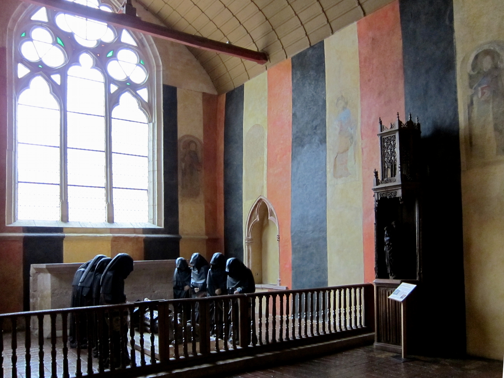 D&eacute;cor de la chapelle du ch&acirc;teau de Ch&acirc;teauneuf-en-Auxois aux couleurs de la livr&eacute;e de Philippe Pot.