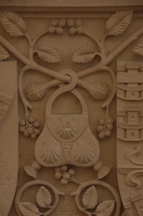 La devise de la branche d’arbousier associée à celle de la besace de pèlerin sur la tombe de Jean de Portugal dans la chapelle royale de Batalha.Une besace de pèlerin ornée de trois coquilles.