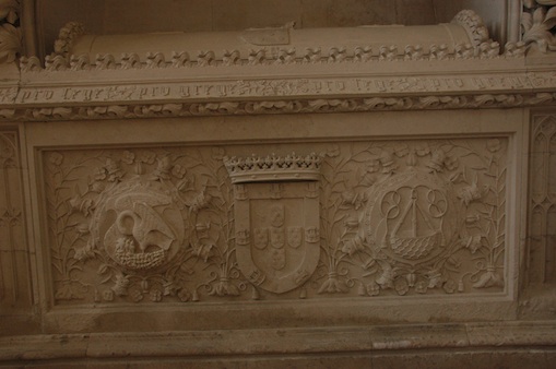 Le mot PRO LEGE PRO GREGE associé à la devise du roi, le pélican et sa piété, et à celle de la reine Léonor, le filet de pêcheur, sur la tombe des souverains dans la chapelle royale de Batalha.